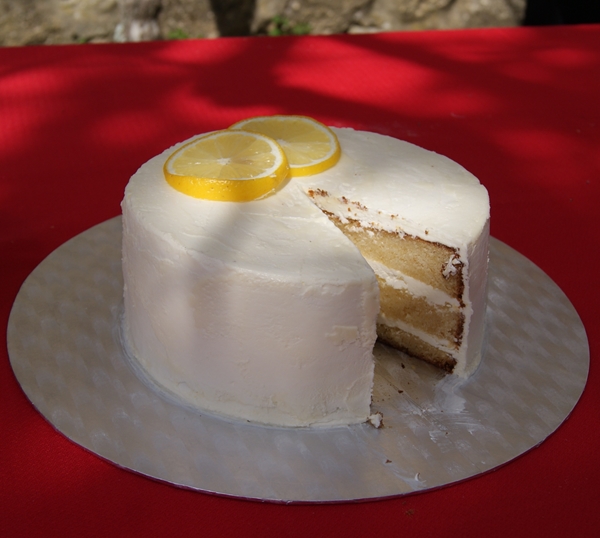 Tarta de limón con relleno de lemon curd y buttercream de vainilla y limón